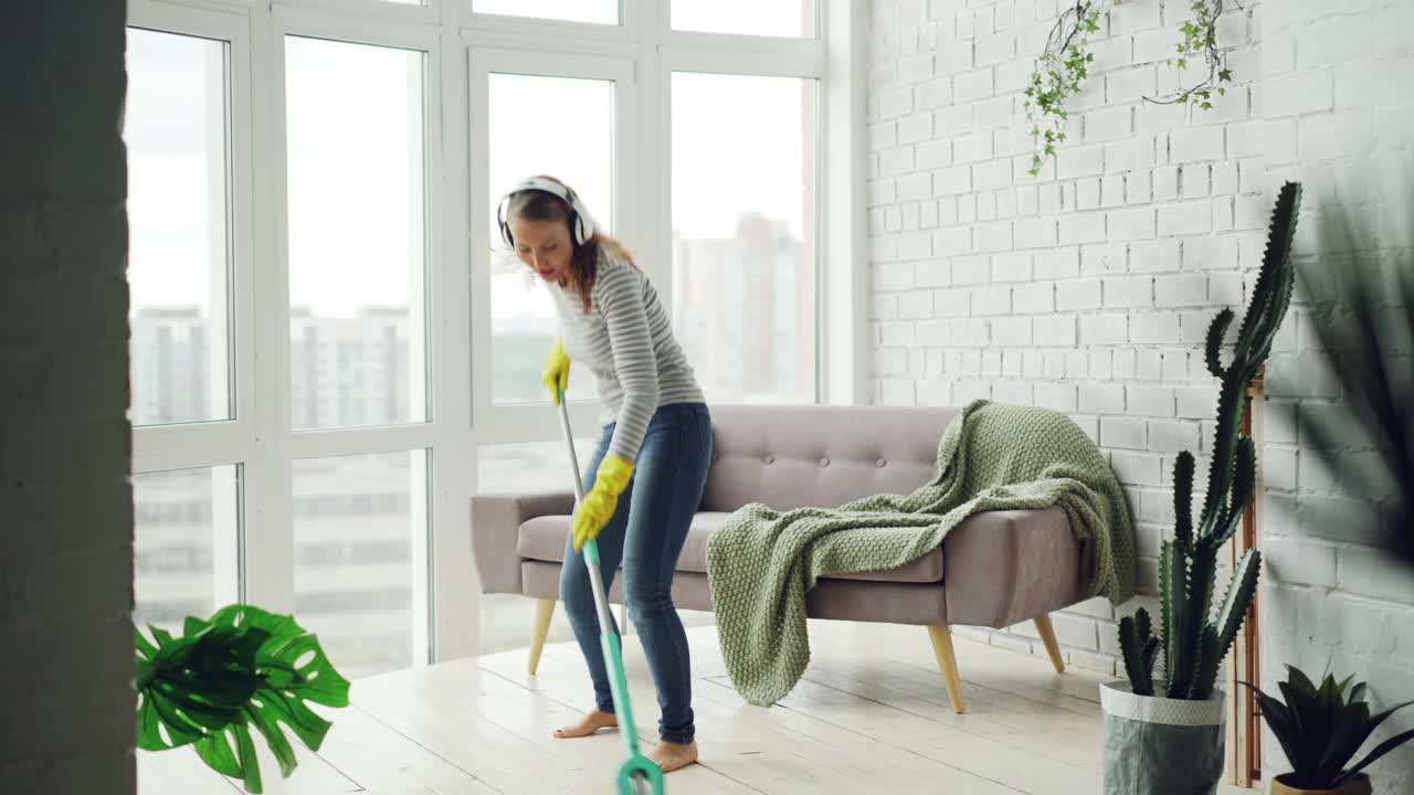 청소하는 여자와 춤추는 여자