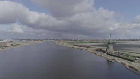 Drohnenschuss-Rückwärts-Der-Holländischen-Windmühle-Und-Des-Flusses