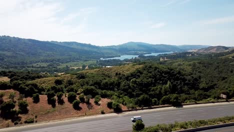 Berge-Autobahnverkehr-Und-See-Am-Kristallfederreservoir-Luftdrohne-Bewegen-Sich-Vorwärts