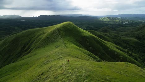 Luz-Del-Sol-En-El-Sendero-De-La-Cresta-Del-Monte-Labawan-Y-Una-Sombra-Espectacular-En-La-Ladera