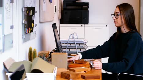 haciendo la entrada ejecutiva de la losa de madera en la computadora