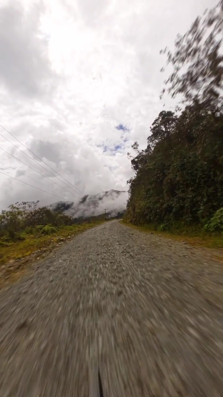 Viaggio estremo su strada sterrata sulla pericolosa Strada della Morte della Bolivia, La Paz