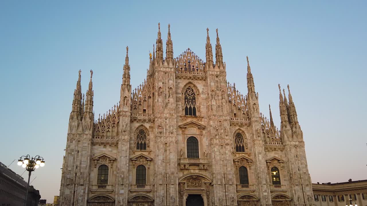 Horizonte de Milán, Italia, con la famosa Catedral del Duomo, hito de arquitectura reconocida en verano, vista panorámica