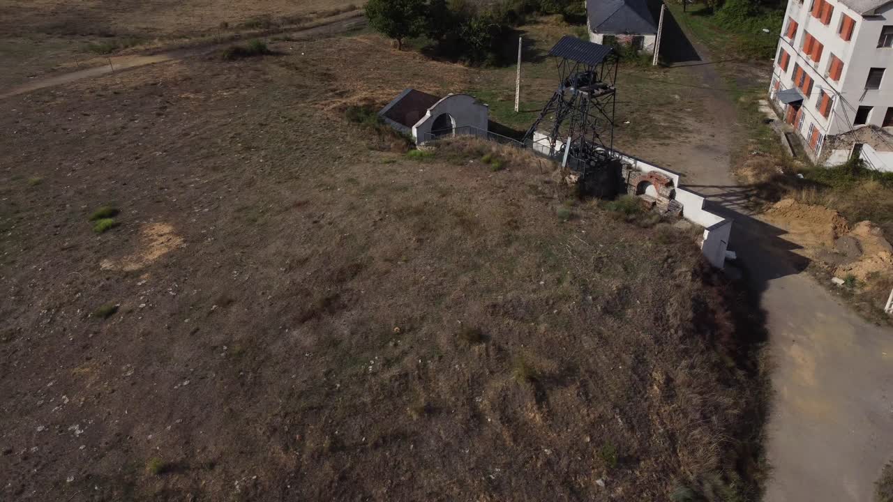 파베로 조감도에서 포조 비에조(pozo viejo)라는 지하 탄광의 고대 광산 탑과 건물