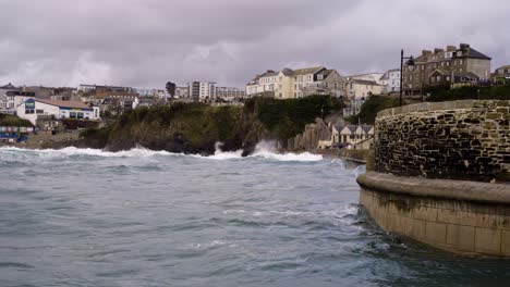 Olas-De-Tormenta-Azotando-La-Costa-De-Newquay-En-El-Reino-Unido