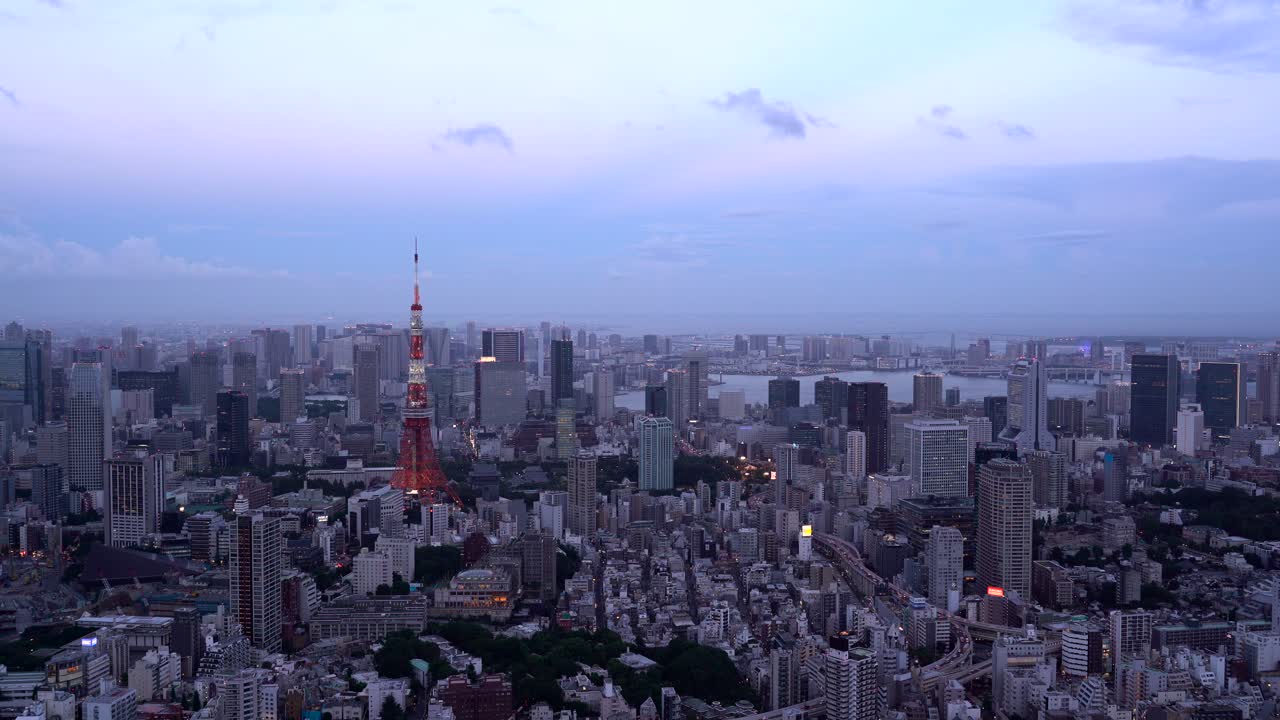 Tokyo Tower in der Dämmerung von oben, weite Panoramaaussicht in 4K.
