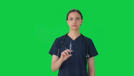 doctora india preparando una inyección para el paciente pantalla verde