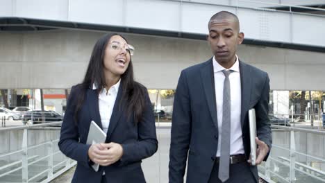personas de negocios profesionales hablando en la calle