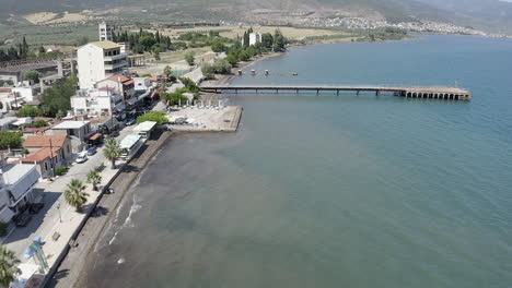 vista aérea baja de la costa del patio de la playa y el muelle en la costa de grecia