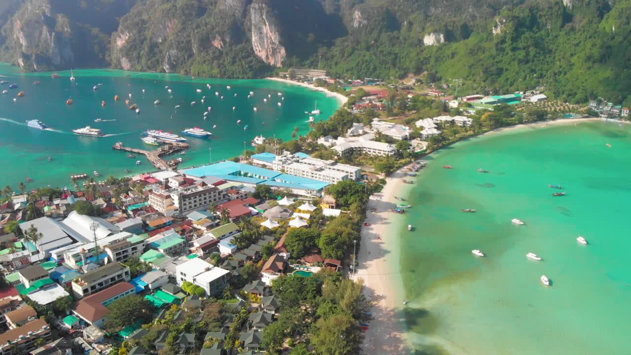 Vista Aerea da Drone sulla Famosa Double Bay sull'Isola di Phi Phi Don, Krabi Thailandia