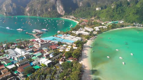 Vista-Aérea-De-Drones-En-La-Famosa-Bahía-Doble-En-La-Isla-De-Phi-Phi-Don,-Krabi,-Tailandia