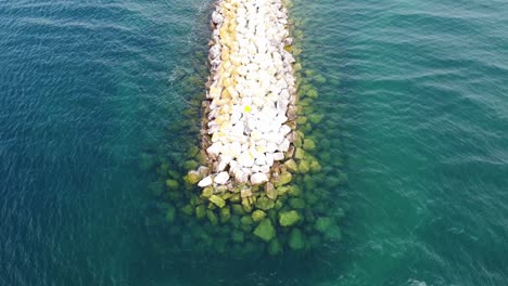 drone revela la ciudad de la orilla del océano en el verano