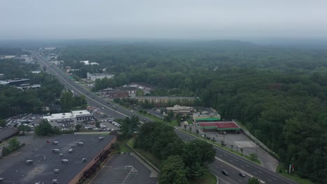 Imágenes-Aéreas-De-La-Carretera-Suburbana-En-La-Niebla