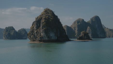 vista en perfil de la hermosa bahía de lan ha en vietnam