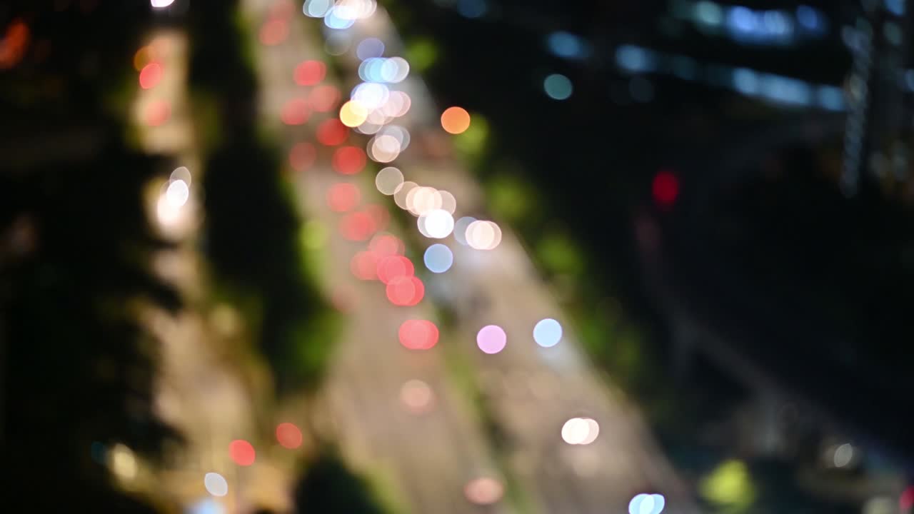 도시의 야간 교통체증에 집중하지 않습니다.