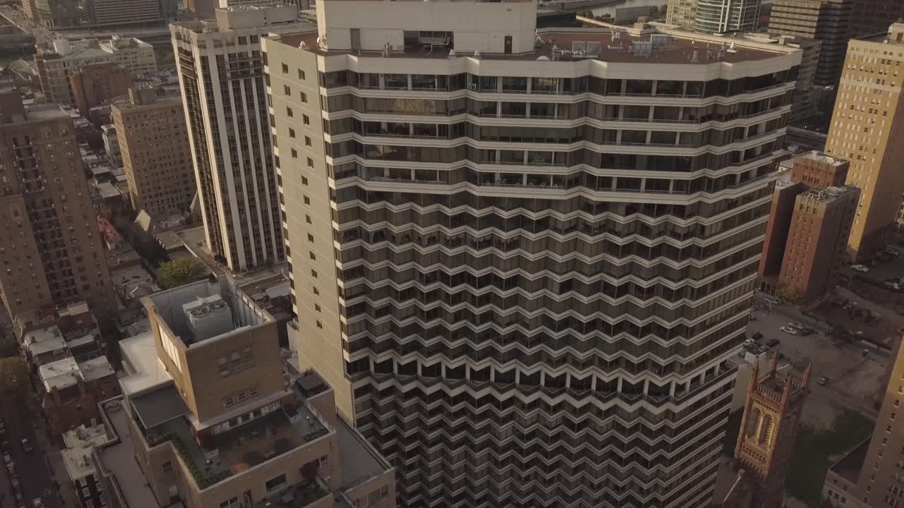 tomada con avión no tripulado del hotel rittenhouse - filadelfia, pa - noche 4k imágenes de la ciudad