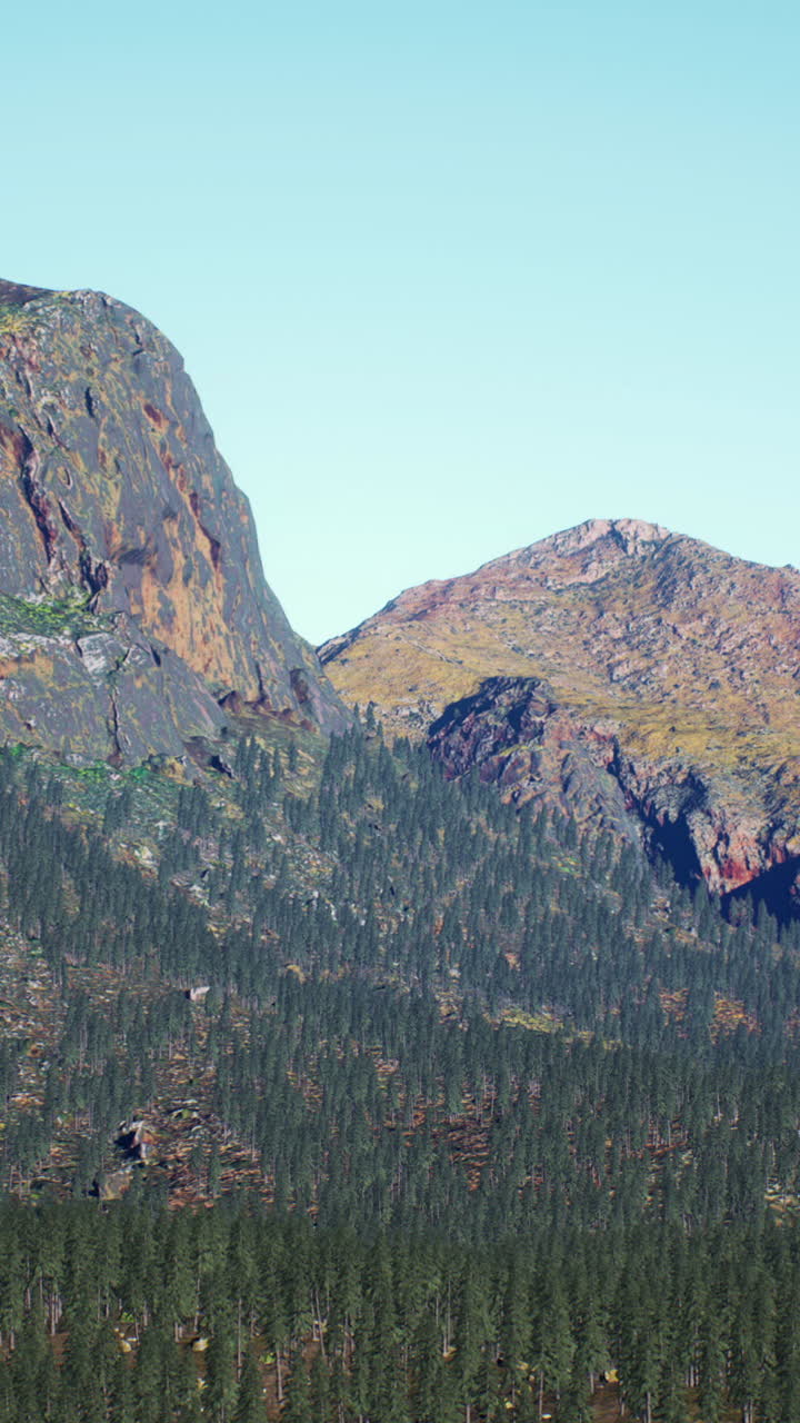 impresionante vista de una cordillera con un bosque en primer plano