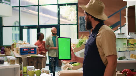 granjero sosteniendo una tableta con pantalla verde