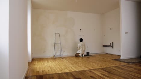 whitewash color on the wall of an empty room