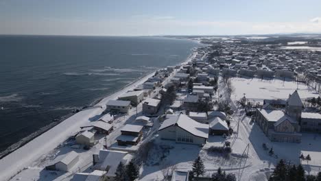 Casas-Y-Edificios-En-La-Costa-De-Japón-En-Invierno-Con-Mar-Y-Playa