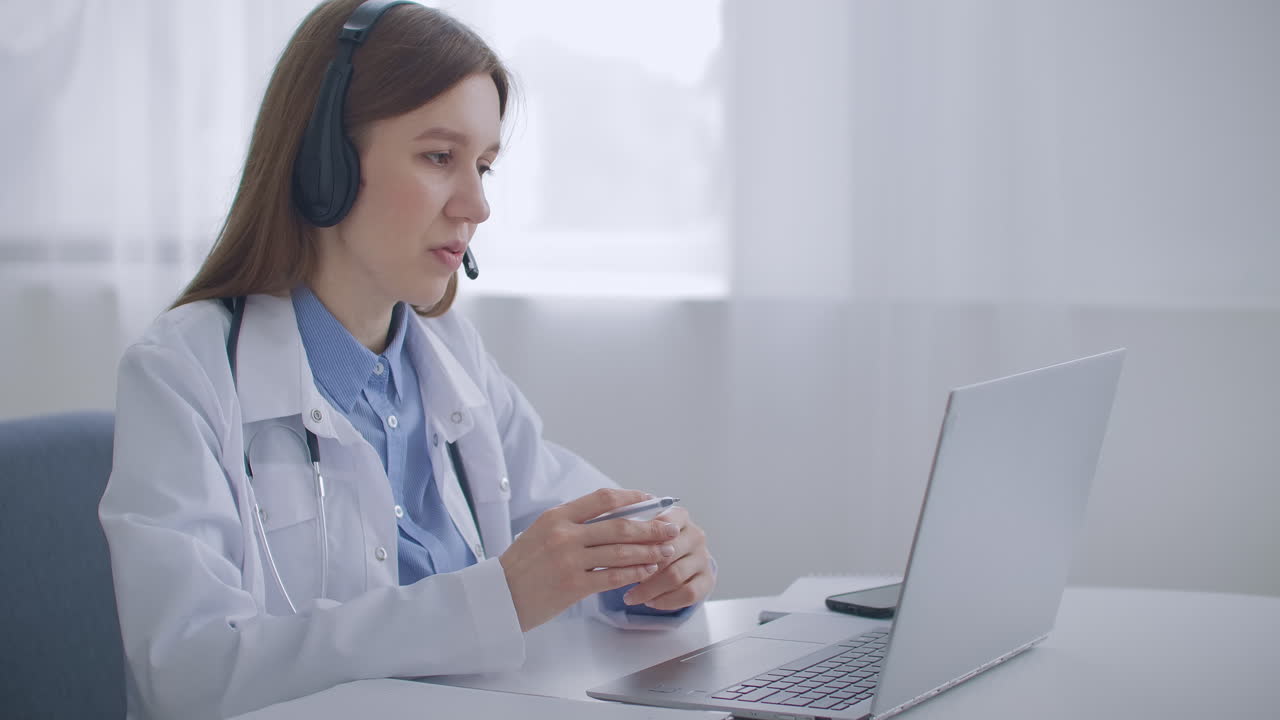 la médica de familia está consultando en línea hablando con el paciente por video chat en la computadora portátil trabajando de forma remota