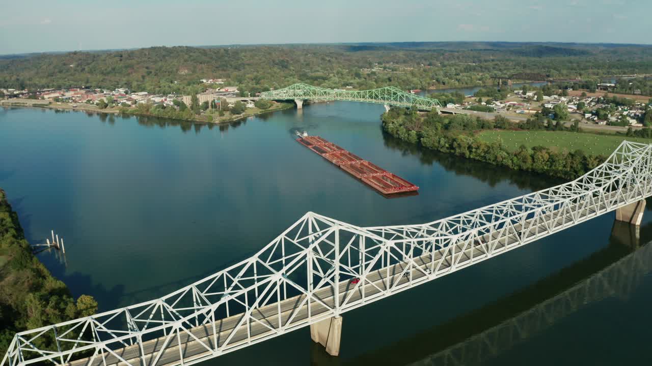 Chiatta fluviale si muove lentamente attraverso il fiume Ohio tra Henderson e Point Pleasant, Virginia Occidentale.
