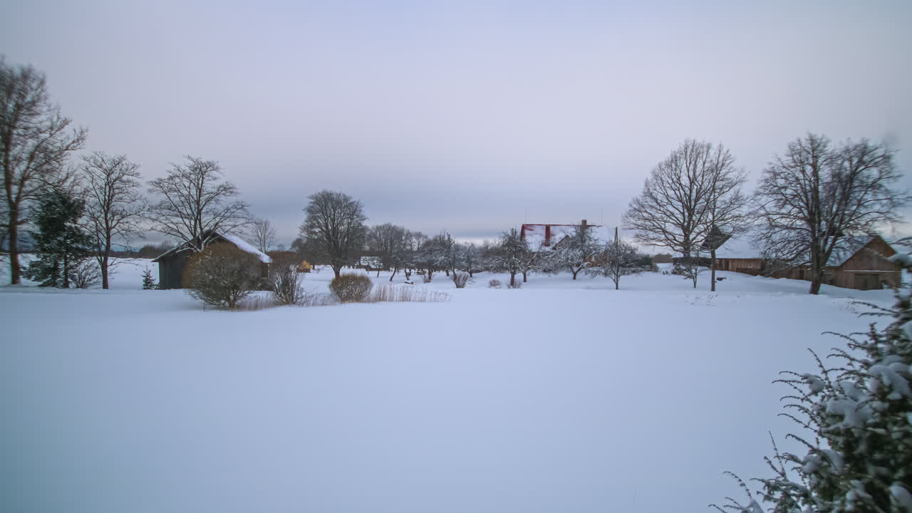 겨울의 눈 덮인 마을 시골 풍경, 라트비아의 저속 촬영