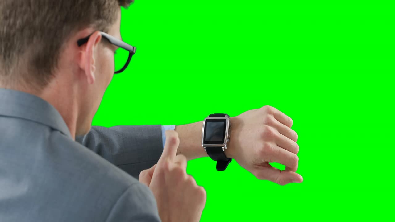 hombre de negocios usando un reloj inteligente