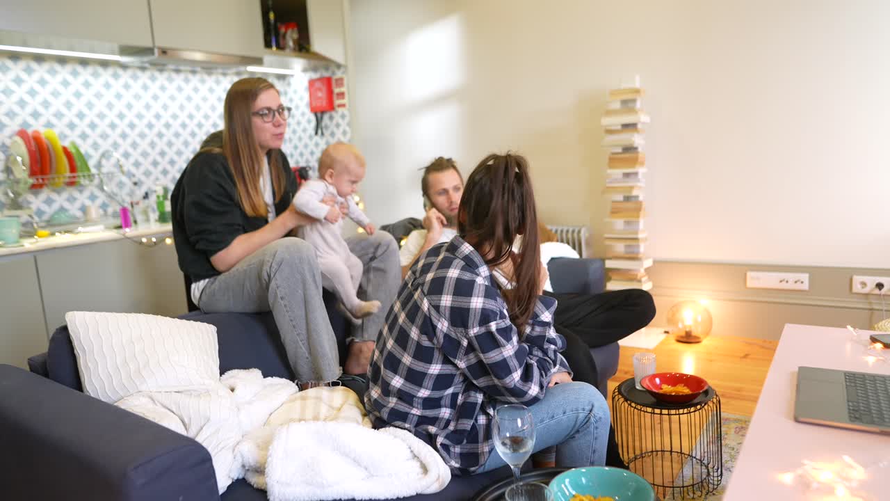 친구와 가족이 집에서 모이는 것