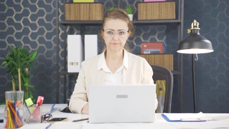 mujer de negocios sudorosa infeliz y triste.