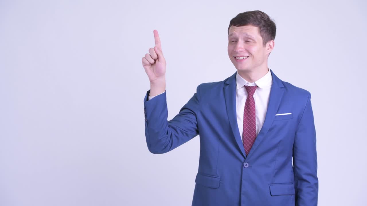 joven feliz y guapo hombre de negocios en traje