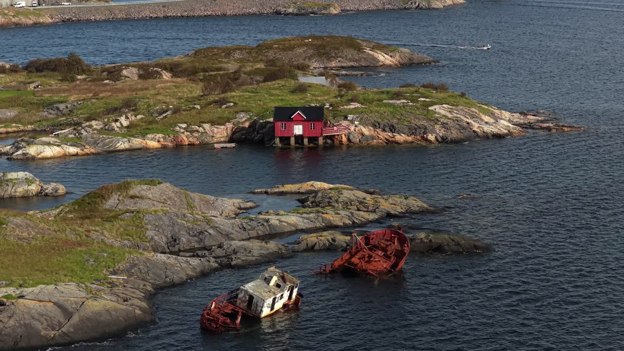 Antigo naufrágio enferrujando sobre pedras na costa atlântica acidentada, Noruega