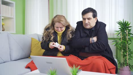 Mature-couple-gets-cold-when-they-see-their-bills-piling-up-on-laptop.