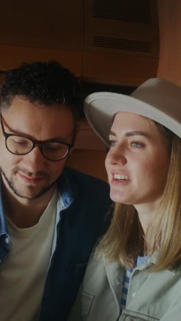 una pareja disfrutando de una conversación en una camioneta