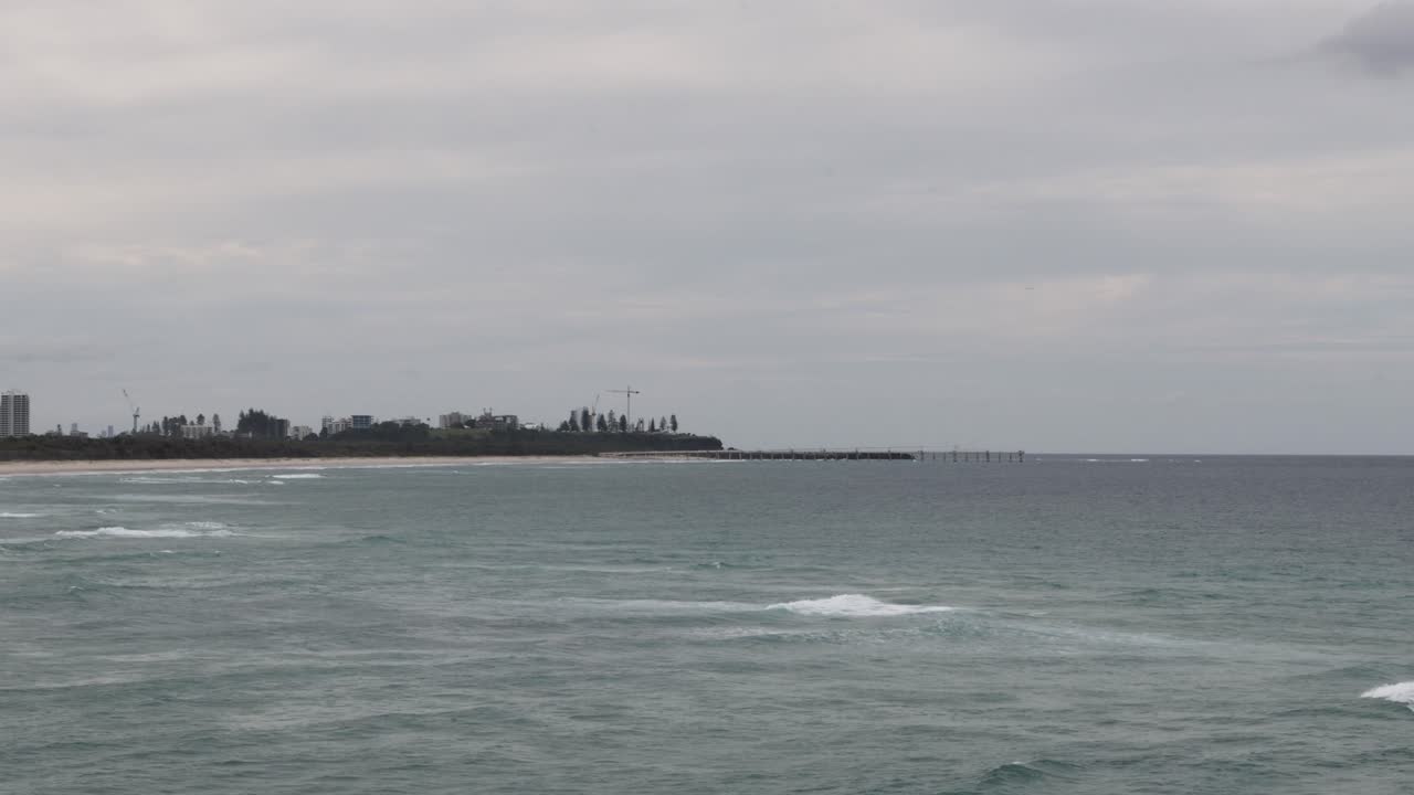 바다의 파도를 가로지르는 도시 스카이라인의 파노라마 뷰