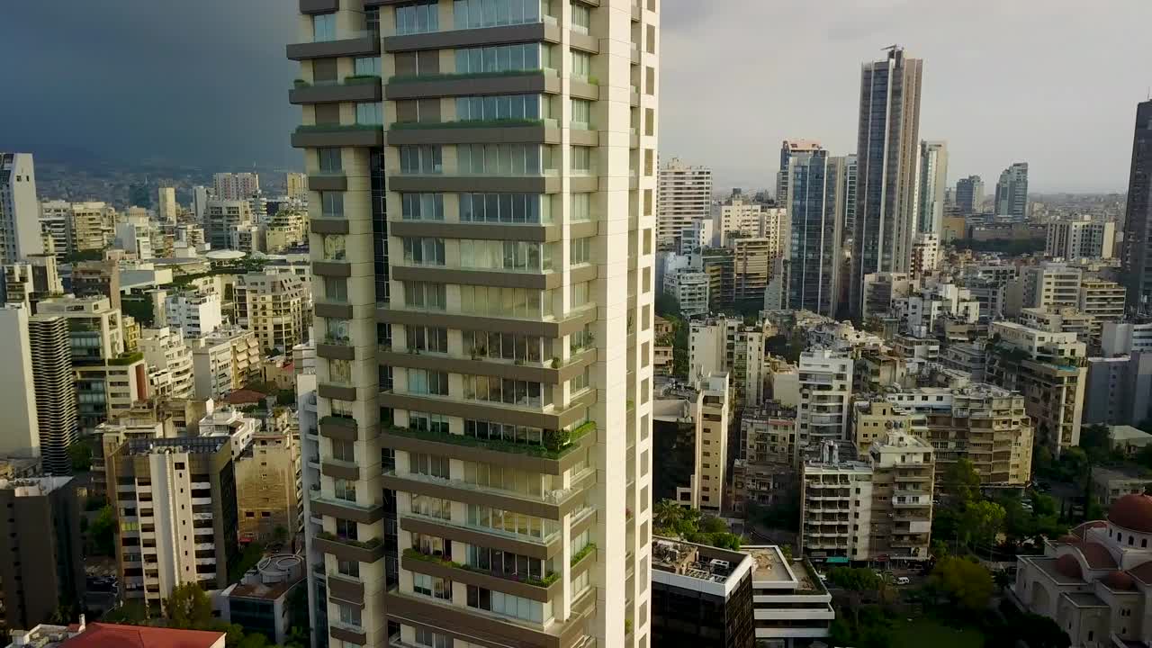 vista de un avión no tripulado que asciende a beirut