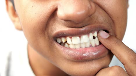 vista de cerca de la boca de un niño, potencialmente durante un examen dental.