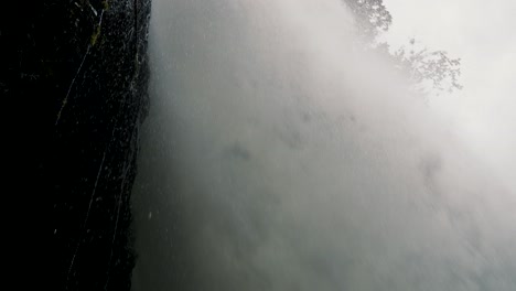 Tremenda-Corriente-De-Salpicaduras-De-La-Cascada-Del-Caldero-Del-Diablo-En-Río-Verde,-Baños,-Ecuador