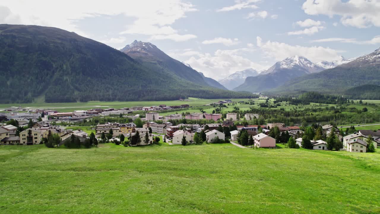 Idyllisch Zwitsers stadje en betoverende Alpenpieken, inzoomende luchtopname