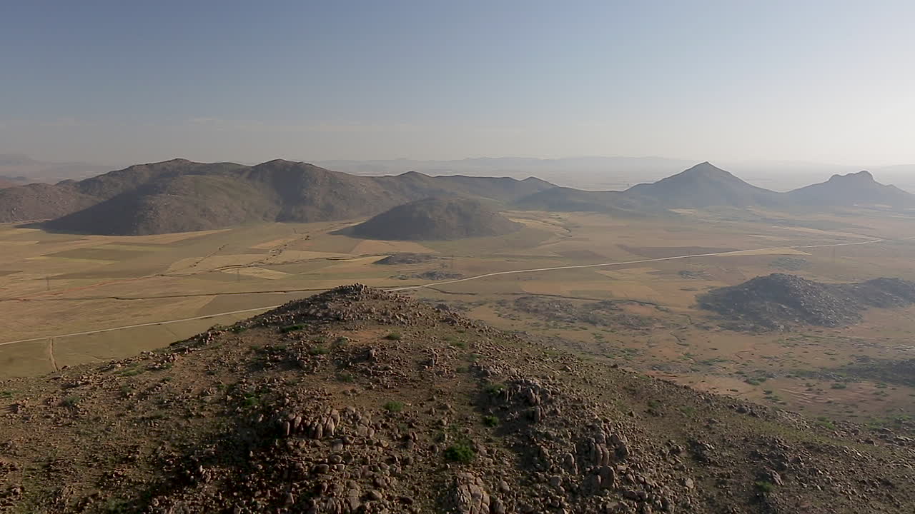Vista aerea di una valle di montagna nei dintorni di Marrakech.