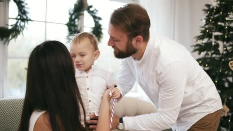 Lindo-Niño-Rubio-En-El-Sofá-Con-Sus-Padres.-Fiesta-De-Navidad-Familiar-En-Casa