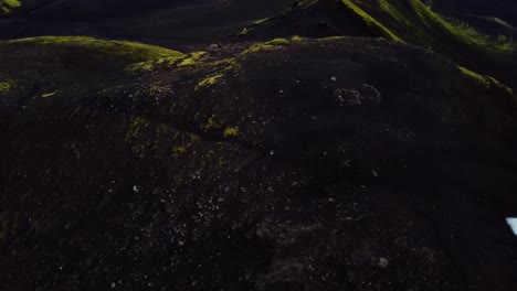 Vista-Aérea-De-Drones-De-Personas-Caminando-Por-Un-Sendero-De-Montaña,-En-Las-Tierras-Altas-De-Islandia