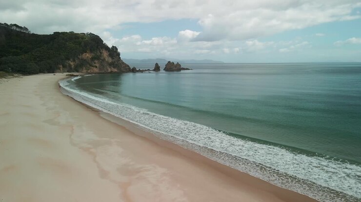Reflexos da maré baixa em uma praia isolada