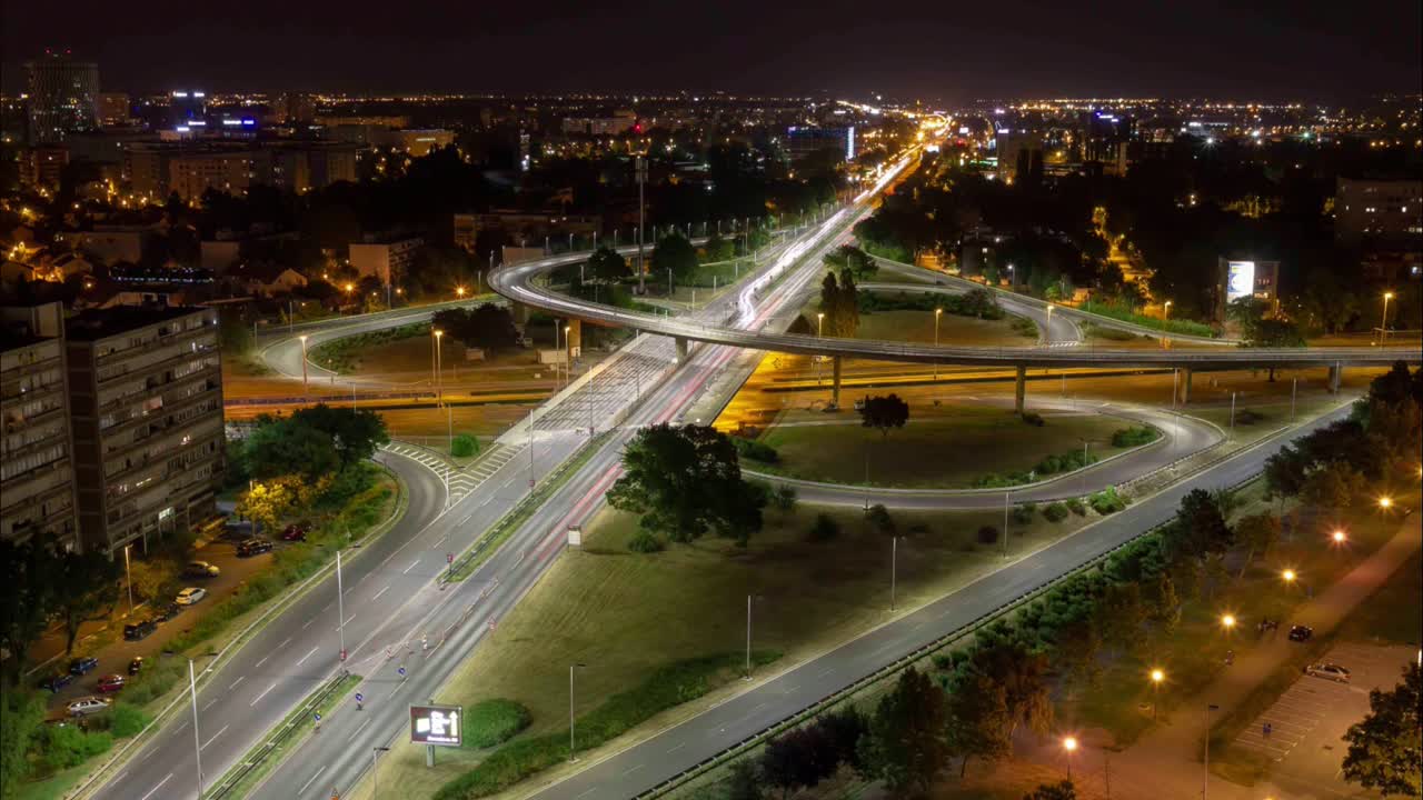 자그레브에서 밤에 고속도로의 timelapse