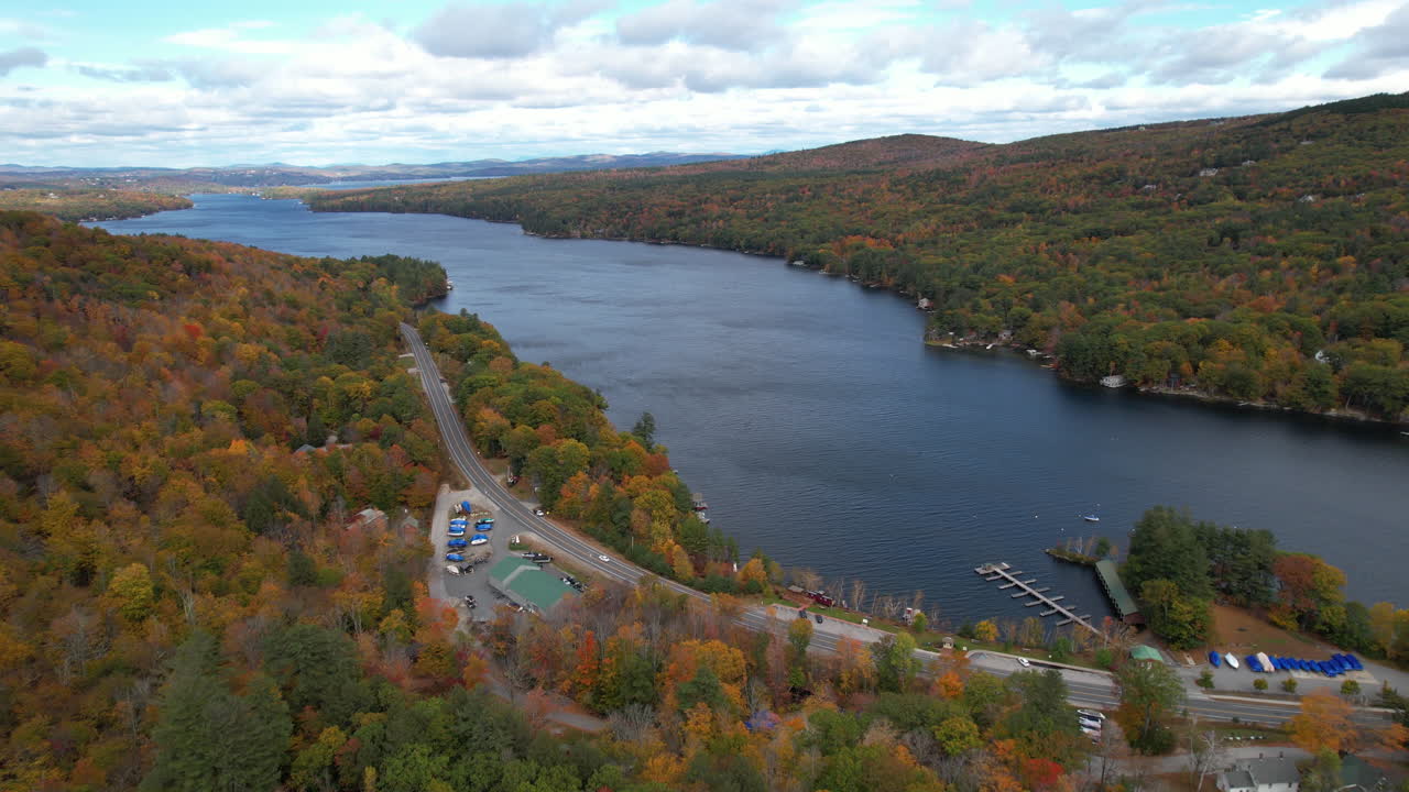 vista aérea, bahía del lago sunapee cerca de la ciudad de newbury, new hampshire usa en el pico de otoño