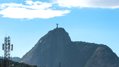 Bewegungszeitrafferansicht-Von-Wolken,-Die-über-Der-Christus-Erlöser-Statue-Auf-Dem-Gipfel-Fliegen