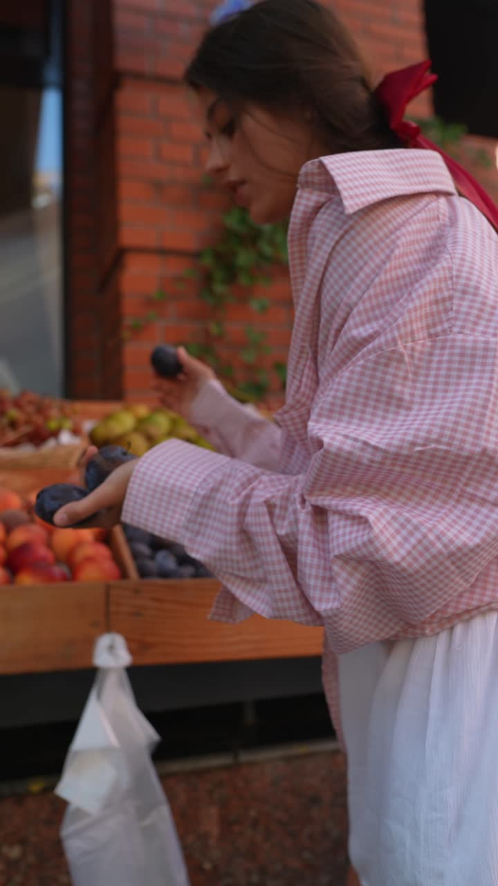mujer comprando frutas en un mercado