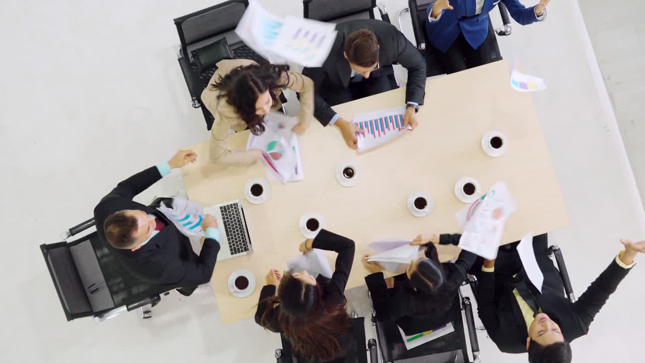 성공한 사업가 들 은 함께 기 ⁇  으로 축하 한다