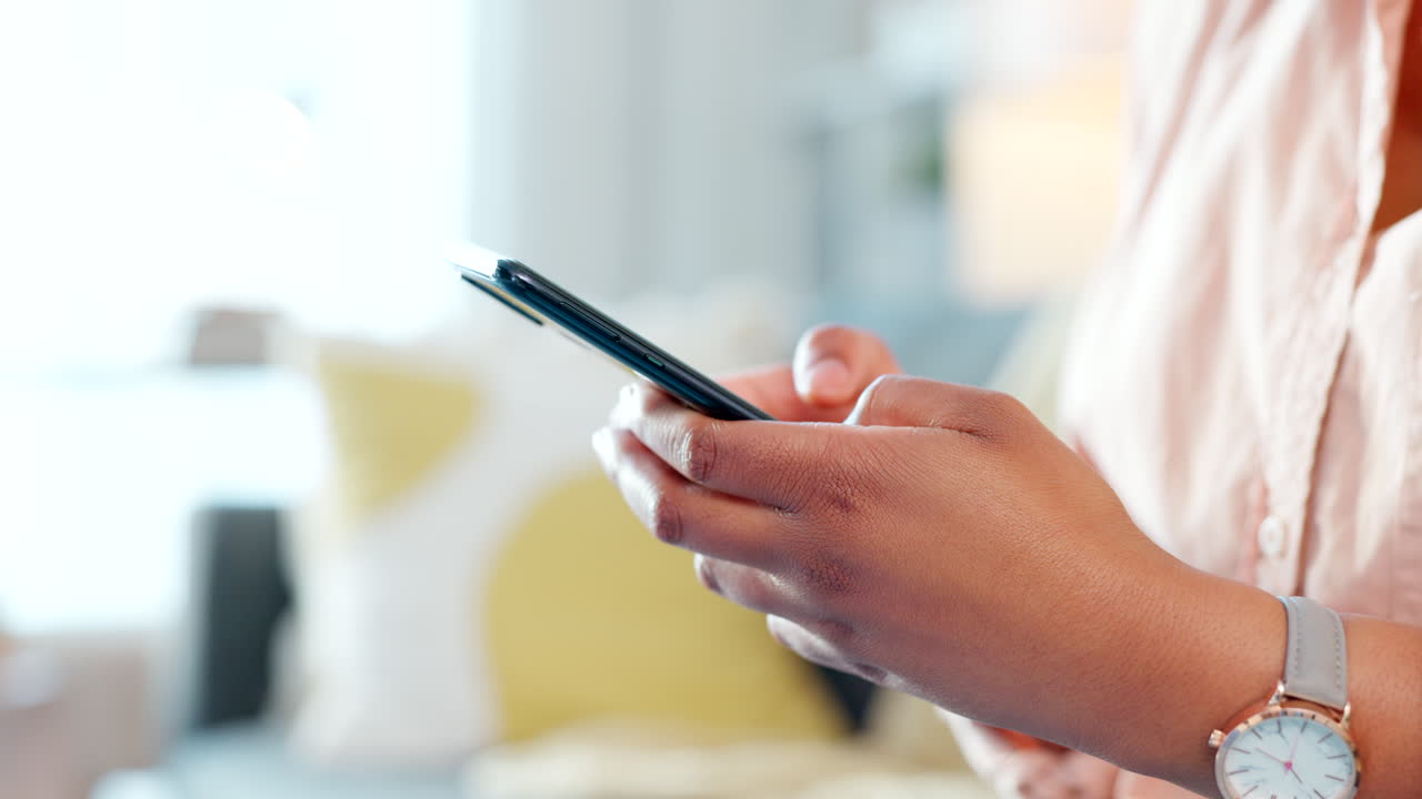 Person typing a quick reply on her phone using