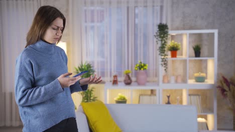 mujer joven triste mirando la pantalla del teléfono inteligente, insatisfecha con el mensaje de malas noticias.
